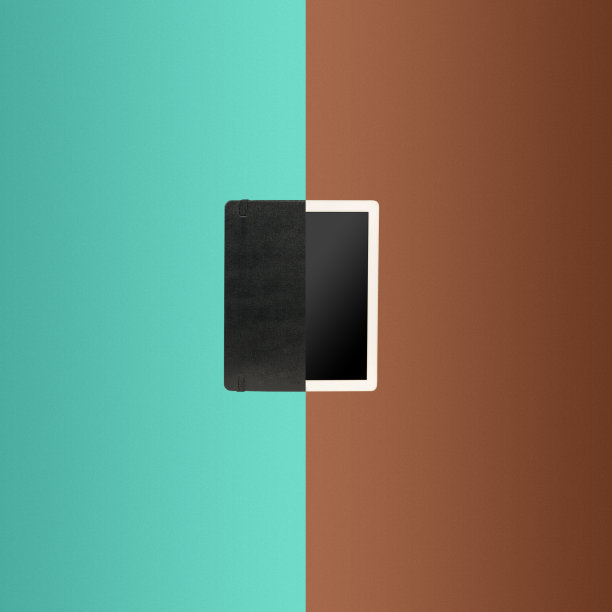 手机上的拼贴画和纸上的笔记本图片下载