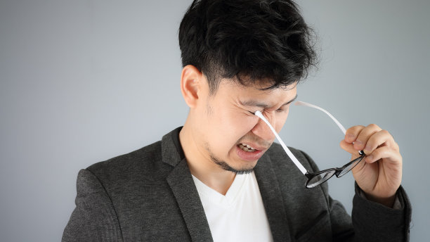 有趣的眼镜亚洲商人。图片下载