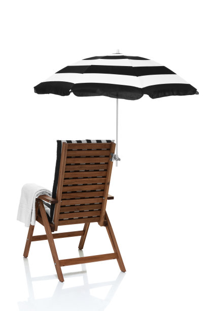 沙滩椅与雨伞角度后的观点图片下载