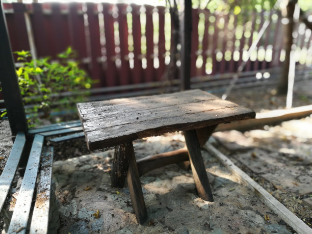 花园里的旧木椅图片下载