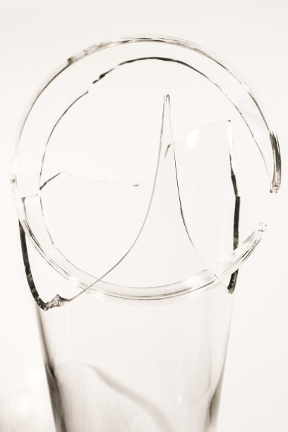 玻璃破碎的比尔森啤酒图片下载