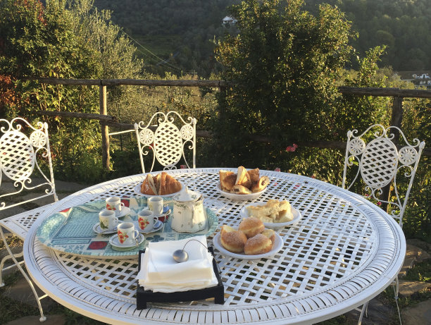 户外铁桌为早餐准备图片下载