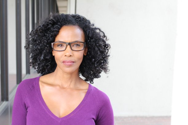 漂亮的资深非洲裔美国人戴着眼镜图片下载