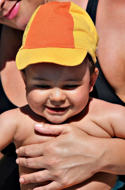 在游泳池里玩。图片下载