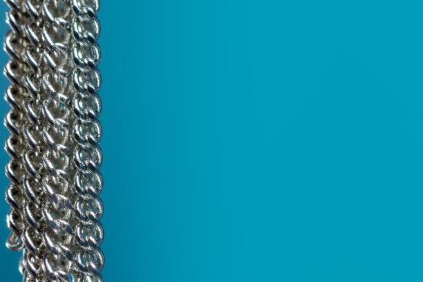 银链在蓝色背景左边的照片。图片下载