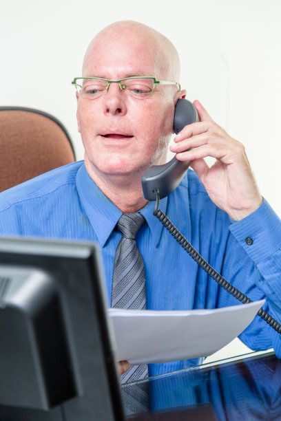 执行比较电脑和书面笔记图片下载