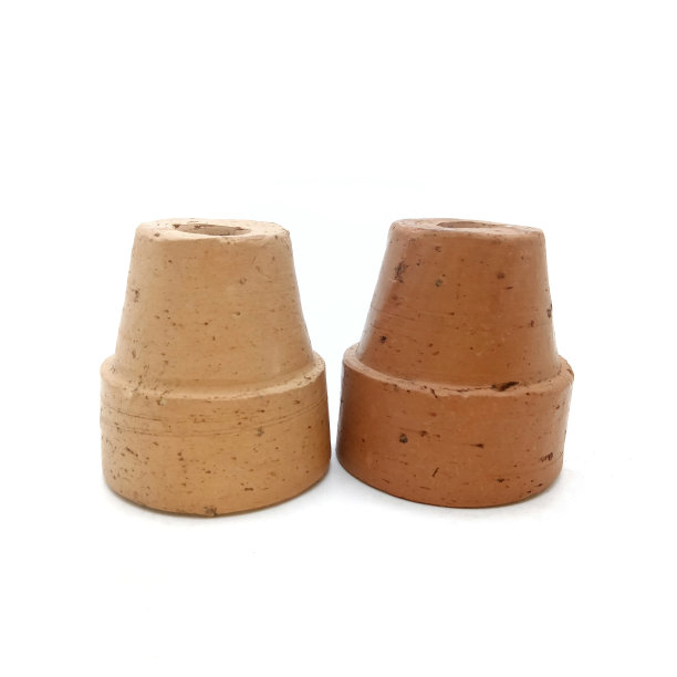 白色背景上的小陶罐图片下载