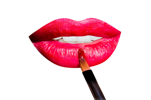 在女性微笑的红唇上刷上口红。专业化妆品最佳化妆。性感微笑的女人化妆。嘴唇与红色唇膏孤立在白色的背景。美容化妆概念图片下载