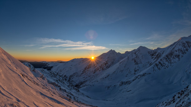 美丽的日落在法加拉西山脉图片下载