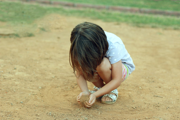 在花园里玩沙子图片下载