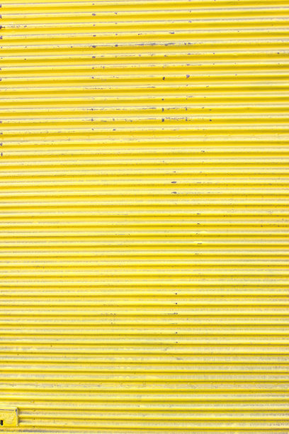 黄色波纹钢板滑动门作为背景图片下载