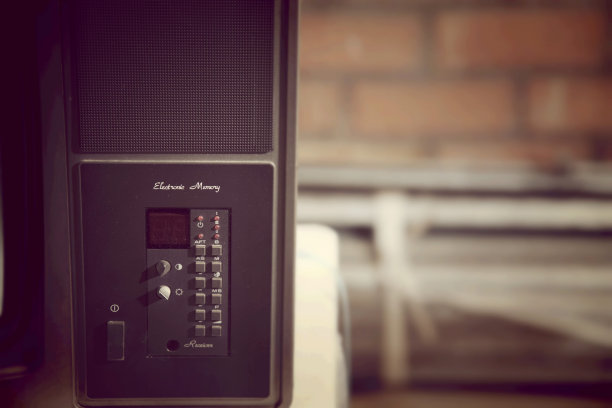 老式科技场景中的模拟电视面板图片下载