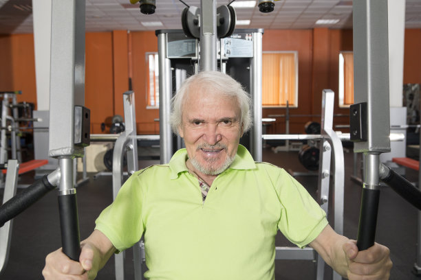 在体育馆的老人图片下载