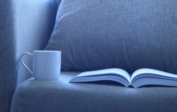 在床上放一杯咖啡或茶，打开书图片下载