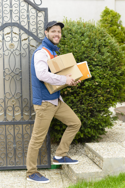 快递员送包裹图片下载