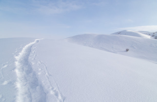 山中雪地上的小径图片下载