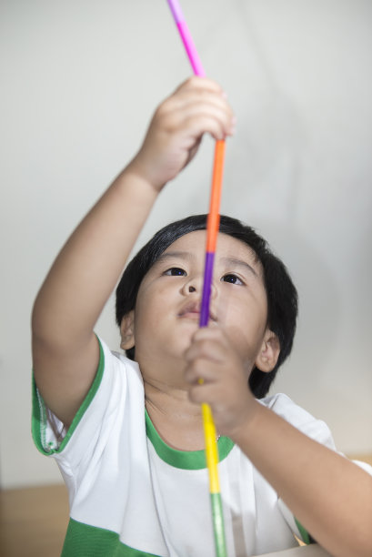 可爱的孩子拿着彩色铅笔图片下载