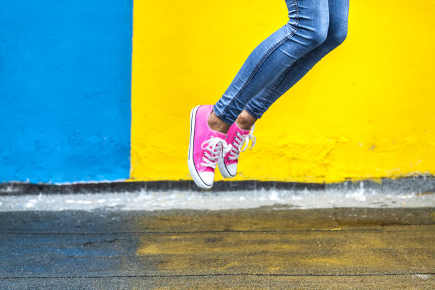 穿着粉色运动鞋的女人图片下载