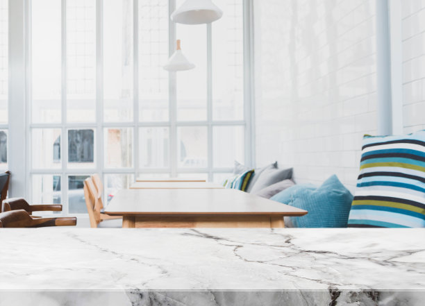 石头桌面和模糊的散景咖啡馆和咖啡店内部背景与复古滤镜-可以用于展示或蒙太奇您的产品。素材图片