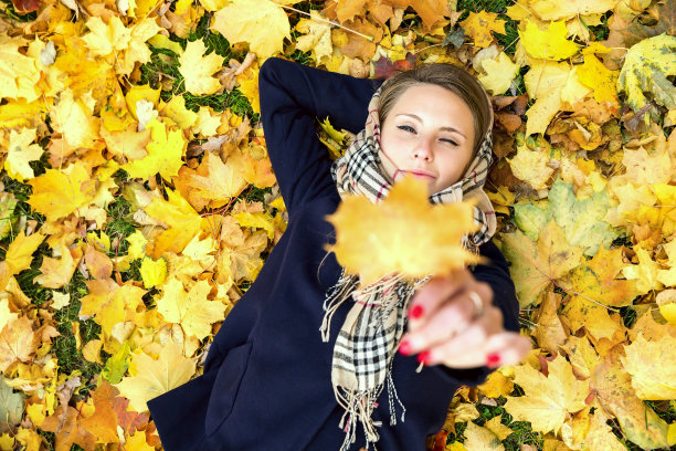 年轻女子在秋叶中做梦图片下载