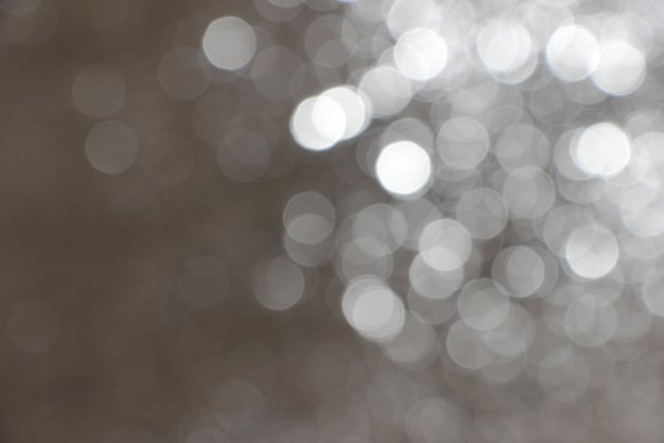 水背景上的白色散景图片下载