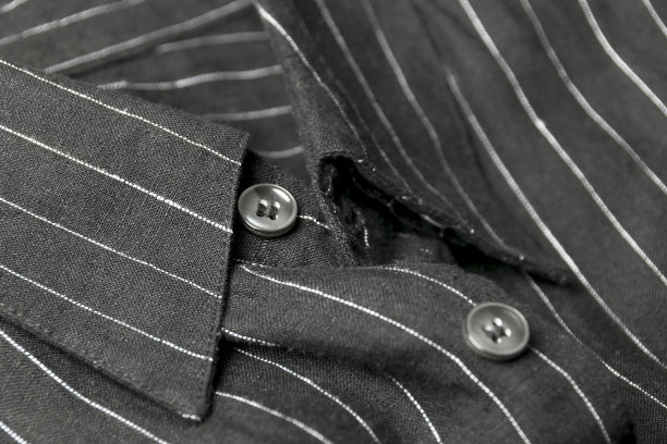 近距离观看一个普通的黑色商务衬衫与一条线的模式图片下载
