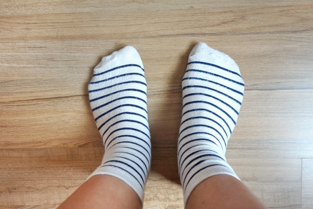 脱袜子的脚图片下载