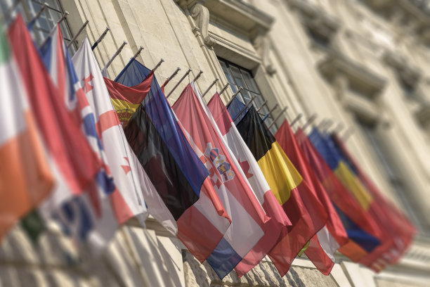 来自不同国家的彩旗，模糊色调的照片，奥地利维也纳图片下载