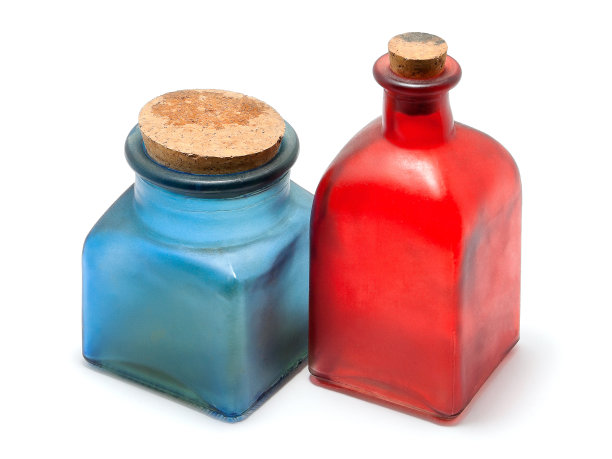 白色背景上的彩色玻璃瓶子图片下载