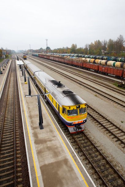 站内的火车，从上往下拍摄图片下载