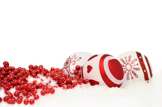 圣诞背景用雪球和红色的花环在雪地上图片下载
