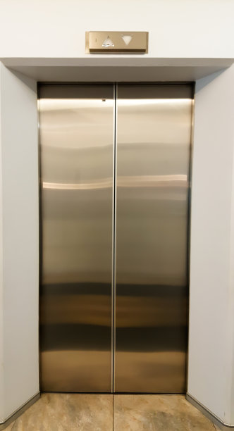 前视图的现代电梯与关闭的门在大堂图片下载