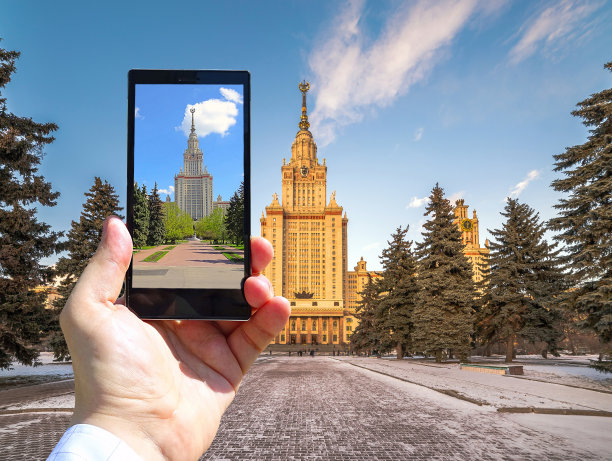 通过智能手机屏幕在人手中看莫斯科国立大学的大多样性概念视图图片下载