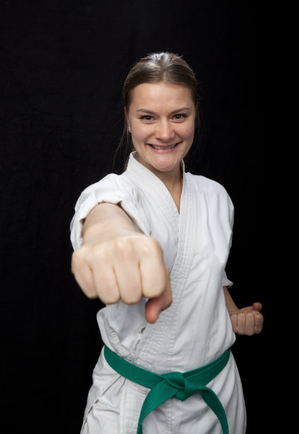 空手道击倒微笑图片下载