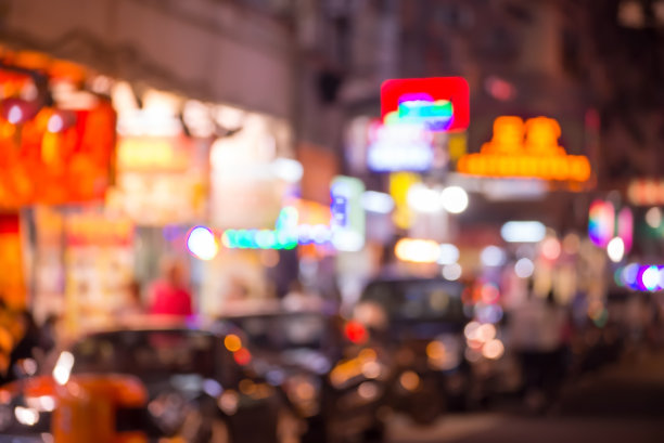 模糊的人的形象在夜间城市移动图片下载