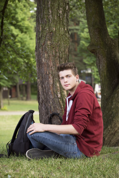 小男孩在公园里图片下载