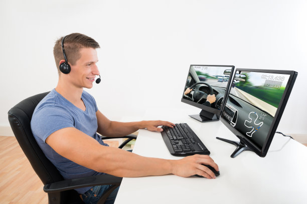 戴耳机的人在电脑上玩游戏素材图片