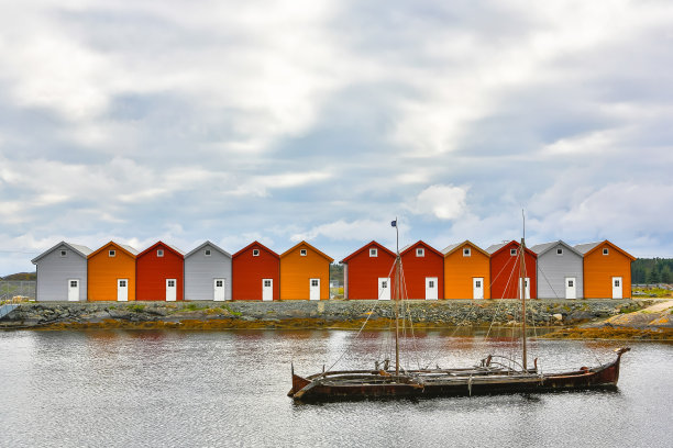 船屋前的旧海盗船。挪威。图片下载