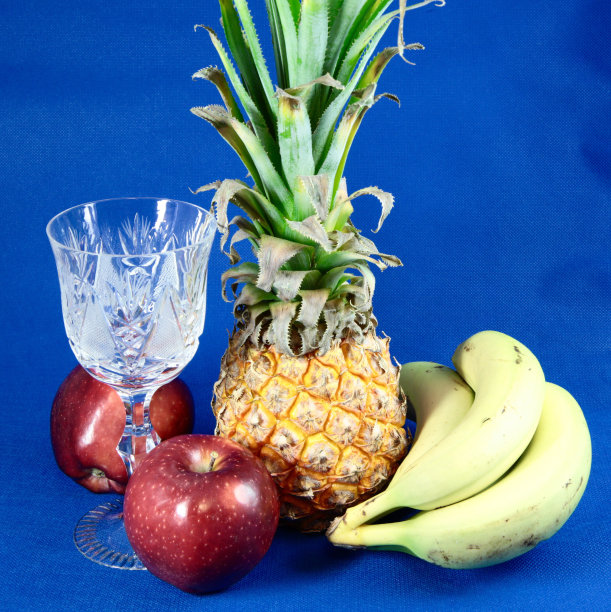 蓝色背景上的玻璃和水果。图片下载