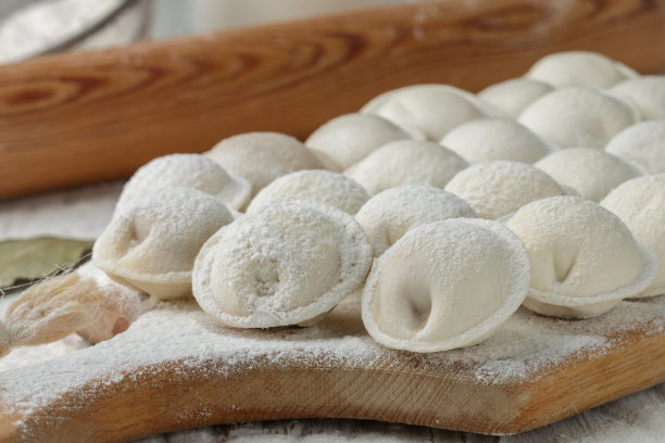 在木板上自制带肉馅的生饺子。水饺。俄罗斯传统菜肴。有选择性的重点图片下载