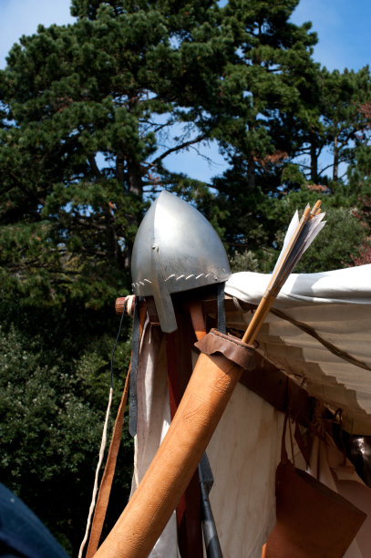 近距离观察古代的金属头盔和箭图片下载