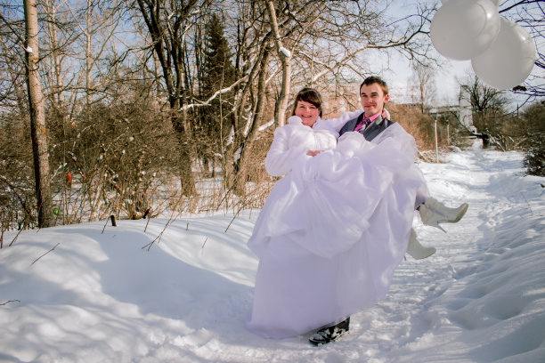 新郎把新娘抱在怀里图片下载