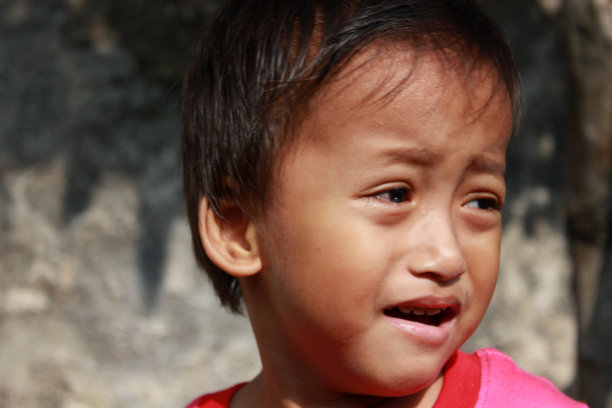 小男孩在哭图片下载