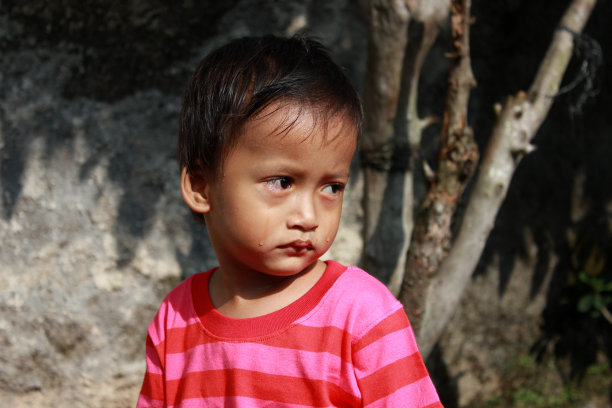 小男孩在哭图片下载