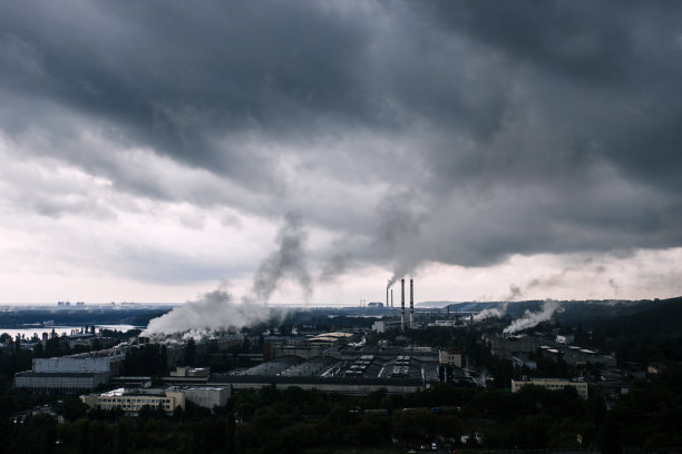 雷雨过后城镇附近工业区的烟雾和壮观天空图片下载