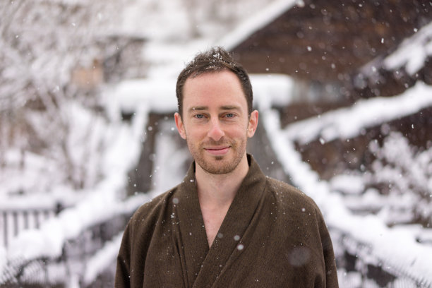 在下雪时穿着传统日本浴衣的男子图片下载