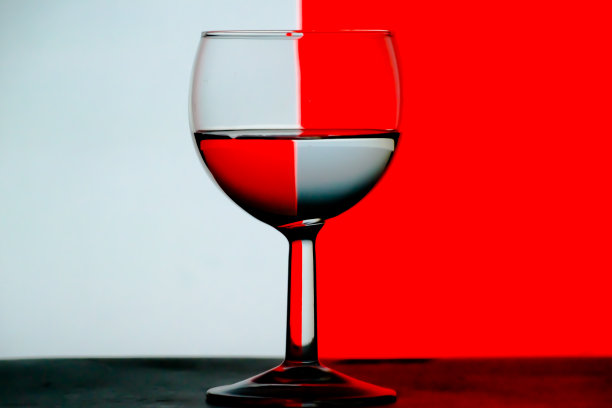 白色和红色折射葡萄酒杯-多米诺效应图片下载