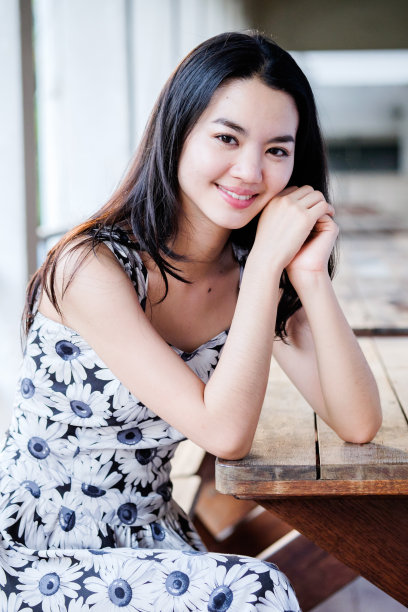 年轻的女士坐在木凳上图片下载