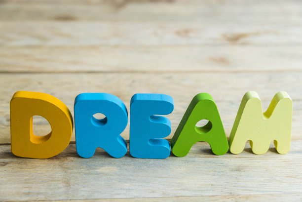 彩色木字地板上的梦8图片下载