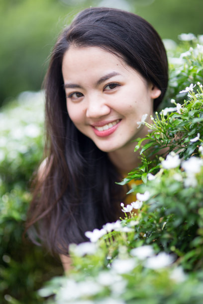 亚洲女孩在花草地图片下载